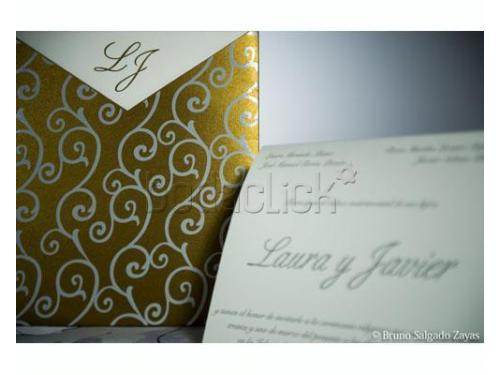 Invitación con sobre dorado