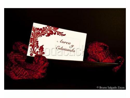 Invitación de bodas con detalle orgánico en rojo