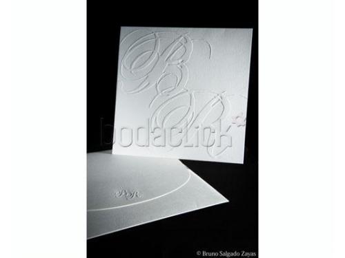 Iniciales de los novios en relieve