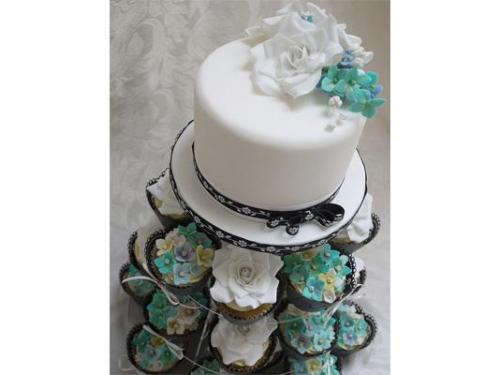 Pequeño pastel y cupcakes