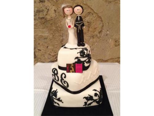 Pastel negro con novios