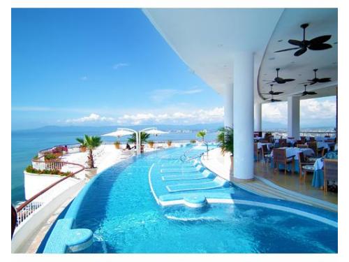 Alberca con vista al mar