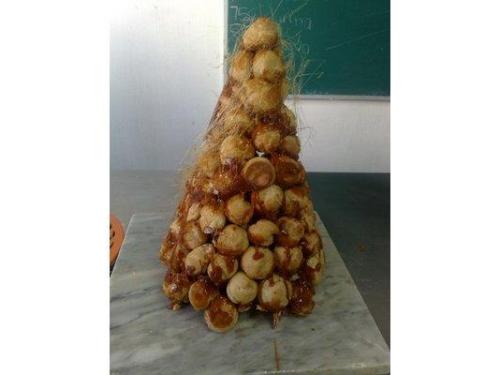 Torre choux de caramelo o chocolate