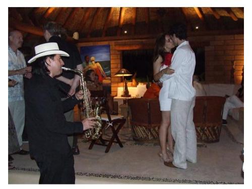 Amenizando un romántico baile