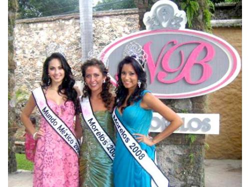 Apoyando a nb en su maquillaje y peinado