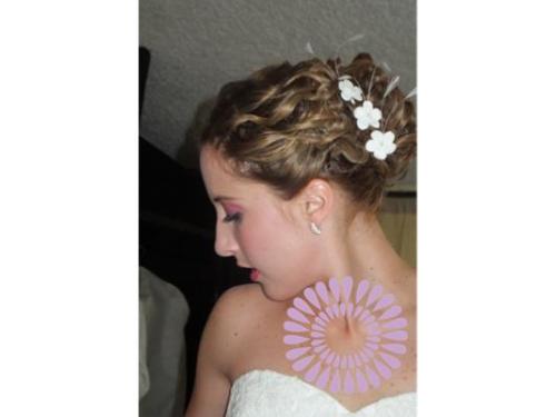 Hermoso peinado con tocado