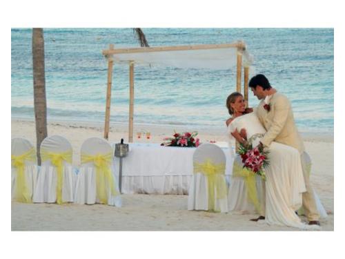 Diversión cerca del altar