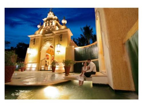 Novios frente a la capilla