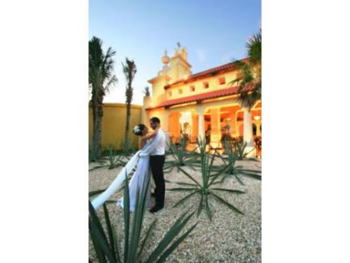 Novios en la capilla