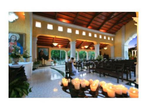 Novios en el altar de la capilla