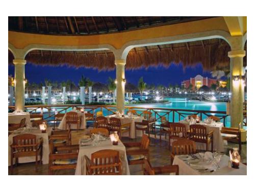 Restaurante iluminado con vista la alberca