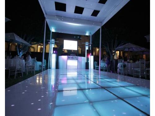 Cabina del dj y pista de baile