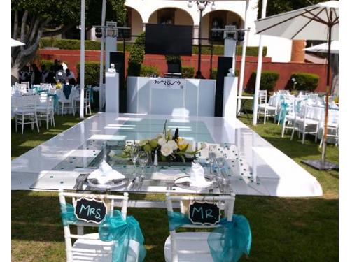 Mesa de los novios frente a la pista