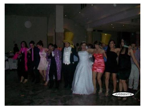 Novios bailando con invitados