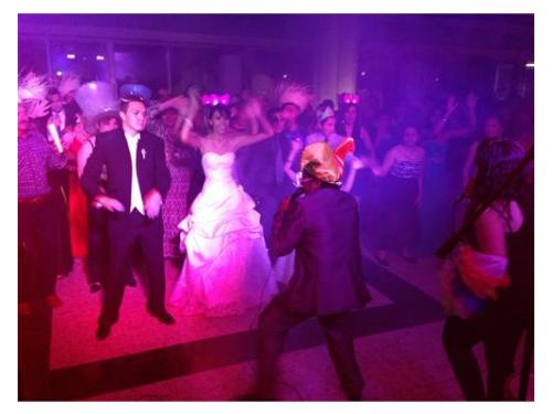 Novios y animador en pista de baile