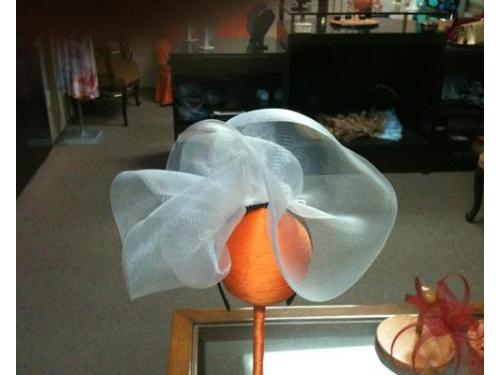 Delicado sombrero para boda