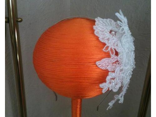 Diadema de tela adornada con perlas