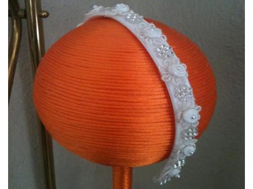 Diadema adornada con flores