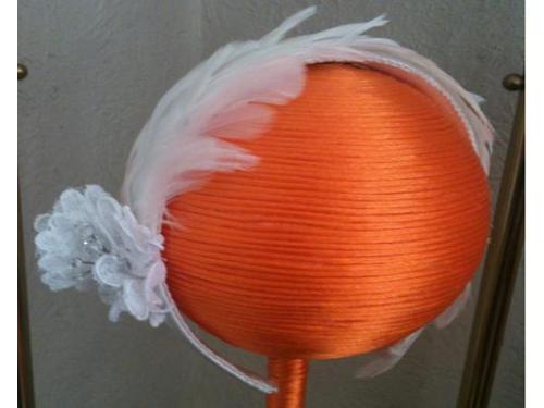 Diadema confeccionada con plumas