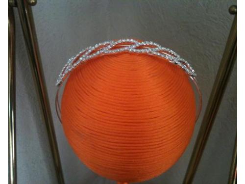 Maravillosa diadema con entrelazados de pedrería