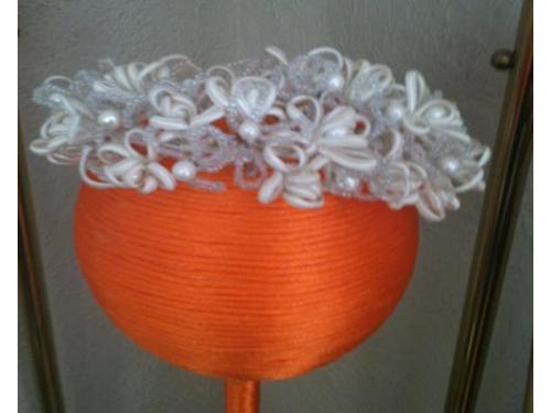 Tocado con forma de hebilla con flores