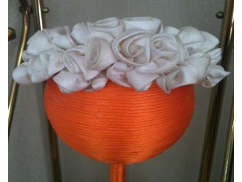 Tocado de hebilla con flores en color blanco