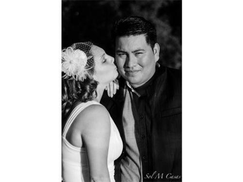 Beso tierno de la novia