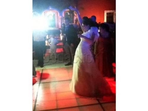 Novia bailando en la pista de baile