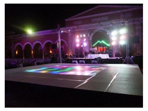 Acrílicos y vinil con escenario para grupo