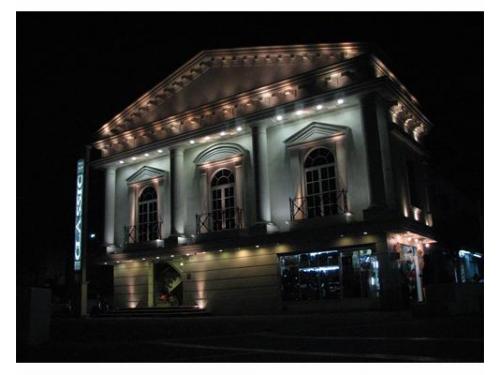 Fachada iluminada de noche