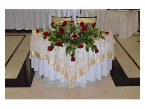 Mesa de los novios con flores