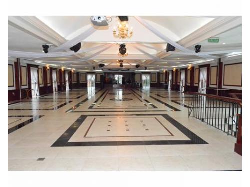 Amplio salón con pista de baile