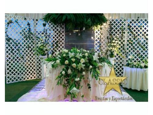 Mesa de los novios con flores