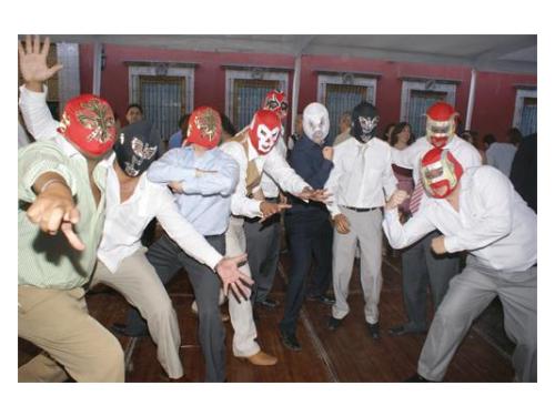 Invitados con máscaras de luchadores