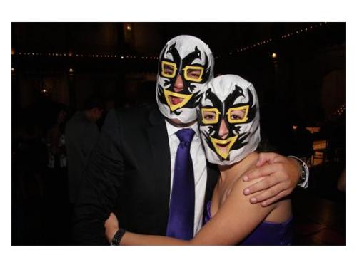 Pareja con máscaras de luchadores