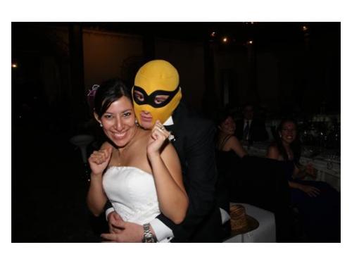 Novia con novio y su máscara de luchador