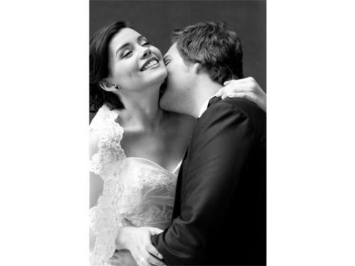 Tierno beso del novio