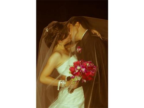 Beso debajo del velo