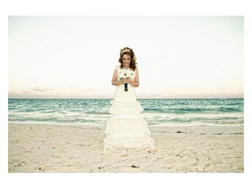 Novia con ramo en playa