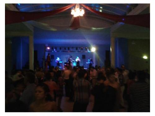 Tus invitados bailando