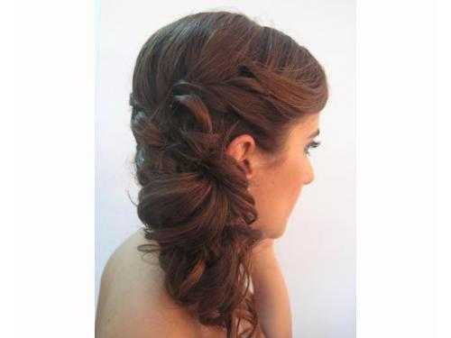 Peinado con rizos de lado