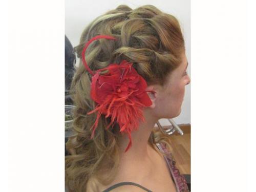 Peinado con tocado rojo