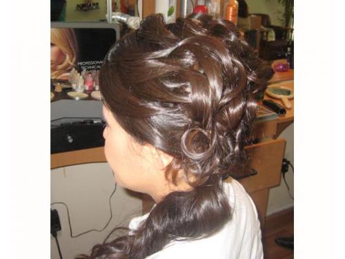 Peinado alto con pelo suelto debajo