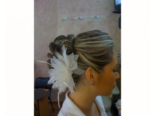 Peinado con tocado blanco