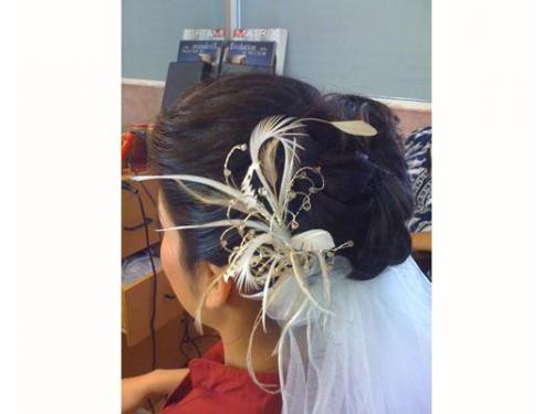 Peinado con tocado de plumas