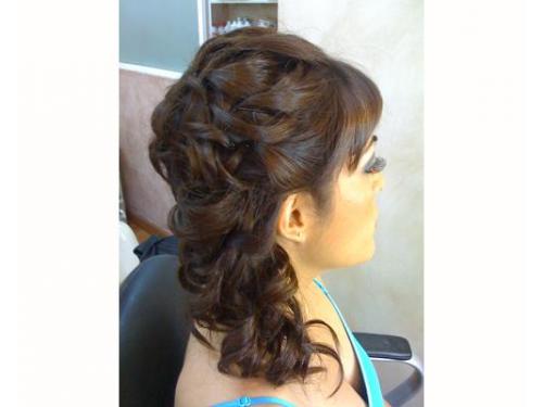 Peinado con rizos hacia bajo