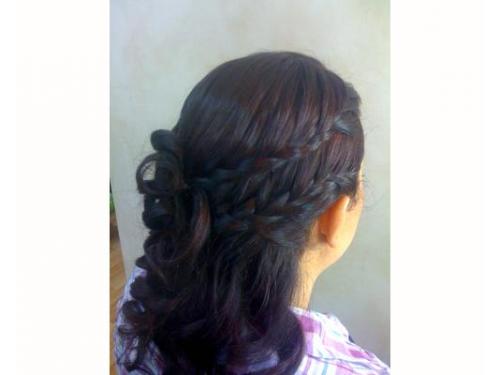 Peinado con trenzas hacia atrás