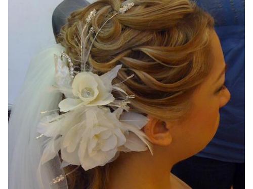 Peinado con tocado blanco