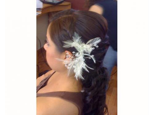 Peinado semi recogido con tocado blanco