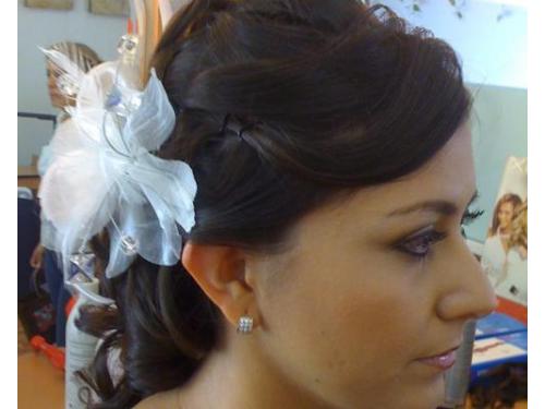 Peinado de lado con flor blanca